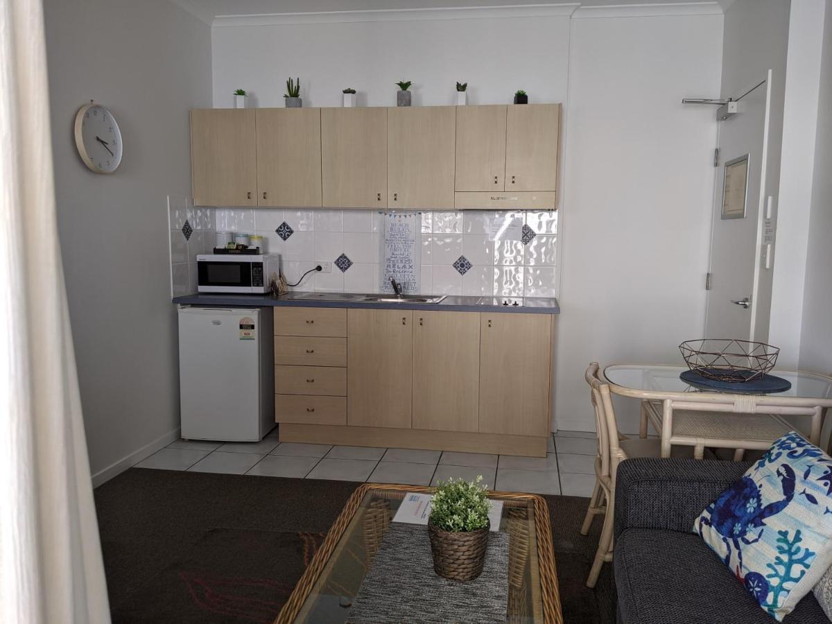 Moorings Beach Resort Калундра Екстериор снимка
