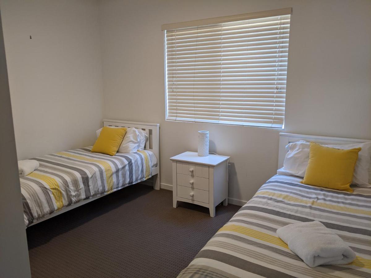 Moorings Beach Resort Калундра Екстериор снимка