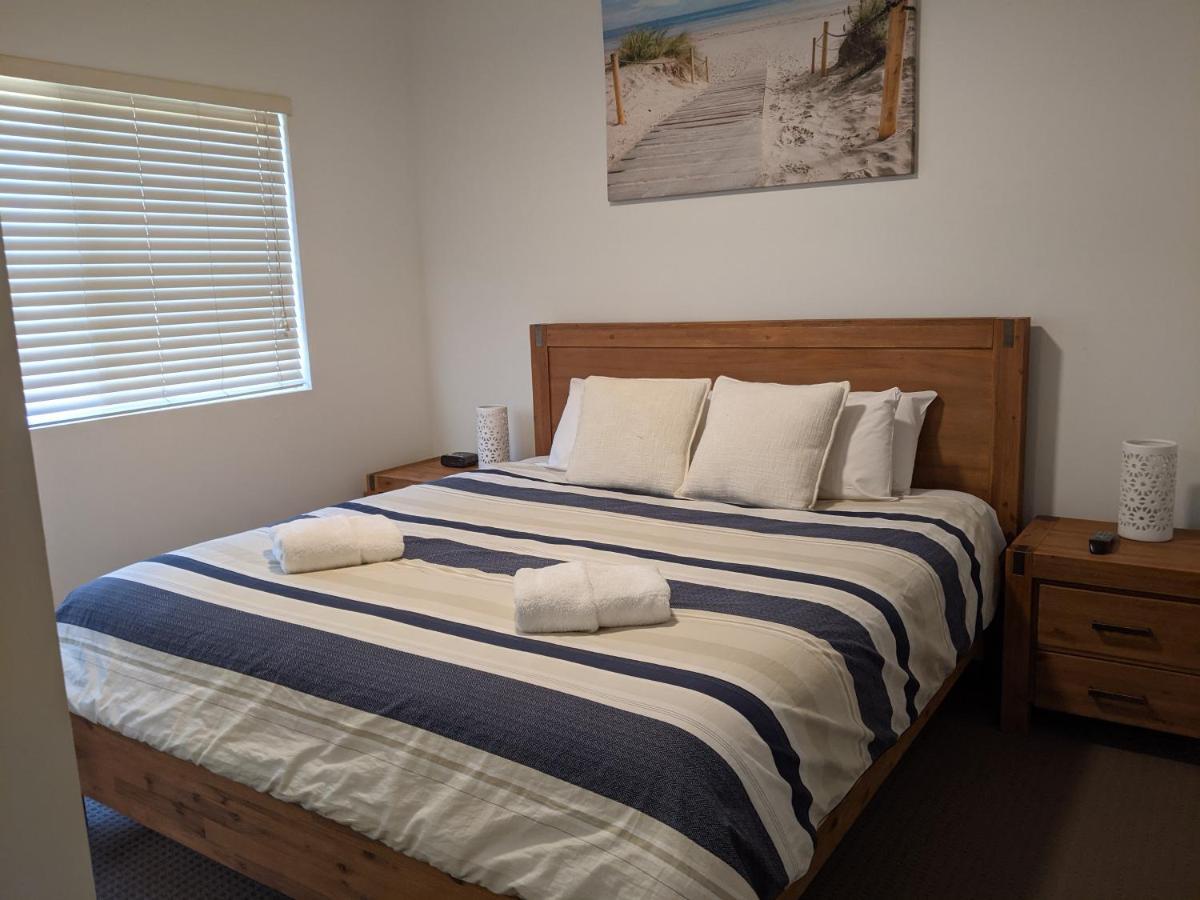 Moorings Beach Resort Калундра Екстериор снимка