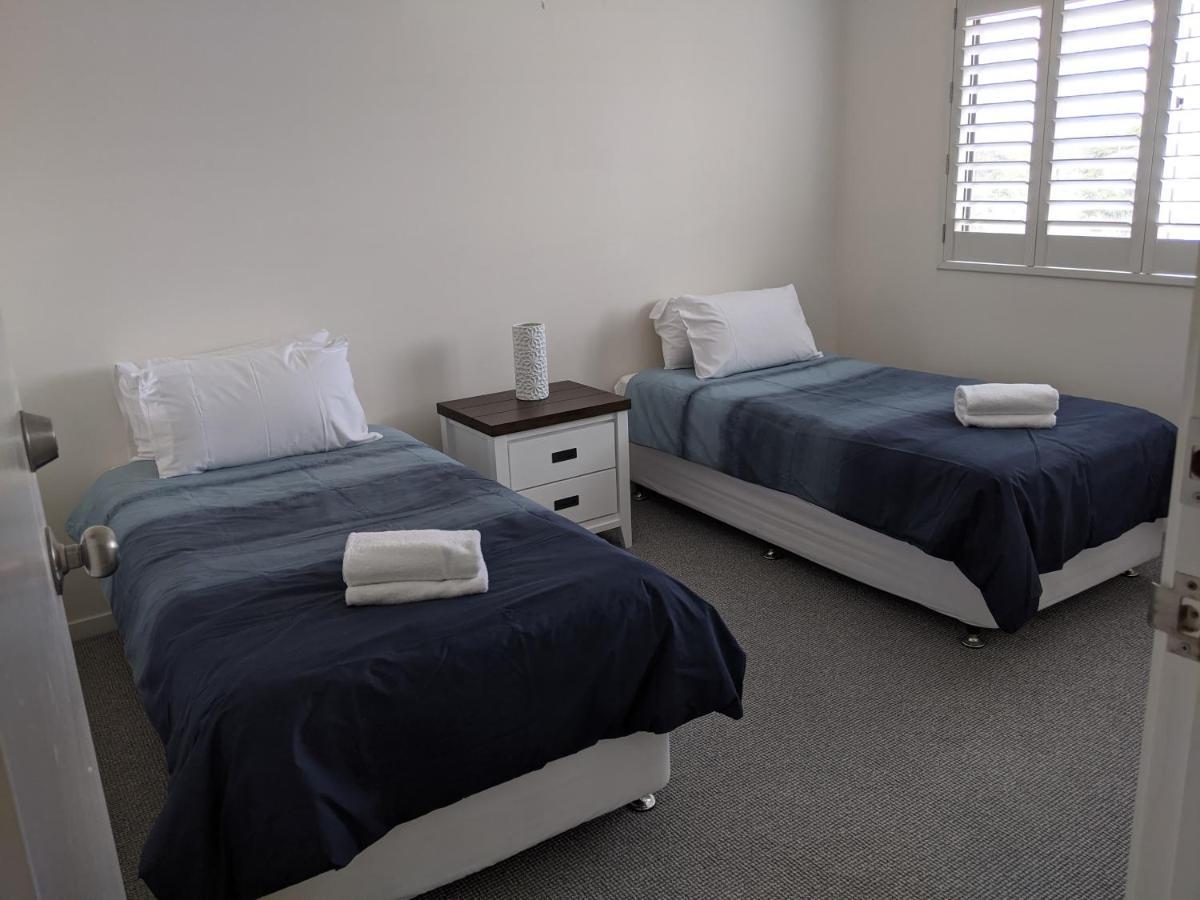 Moorings Beach Resort Калундра Екстериор снимка
