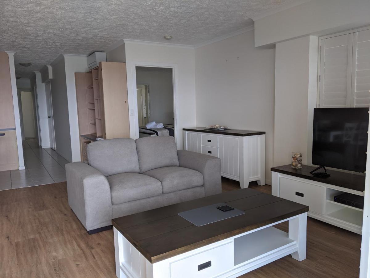 Moorings Beach Resort Калундра Екстериор снимка