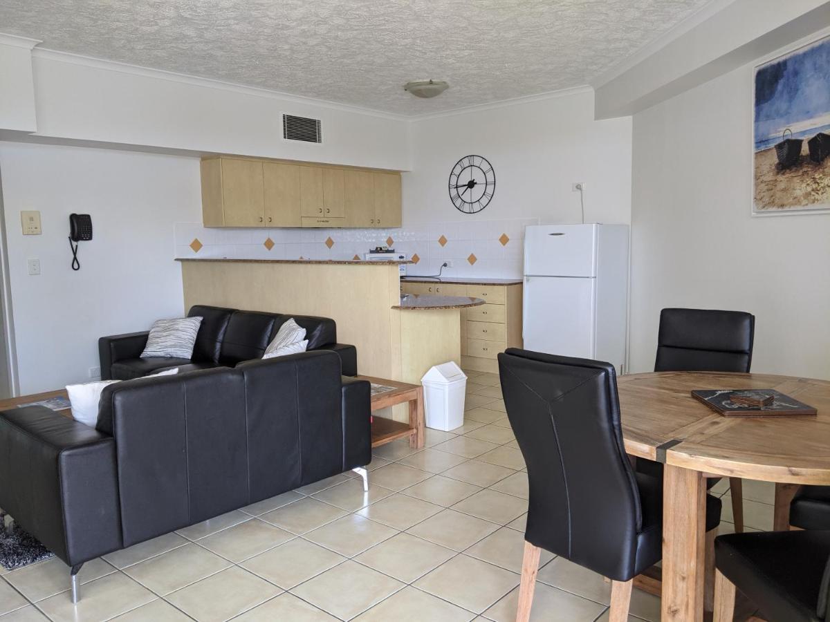 Moorings Beach Resort Калундра Екстериор снимка