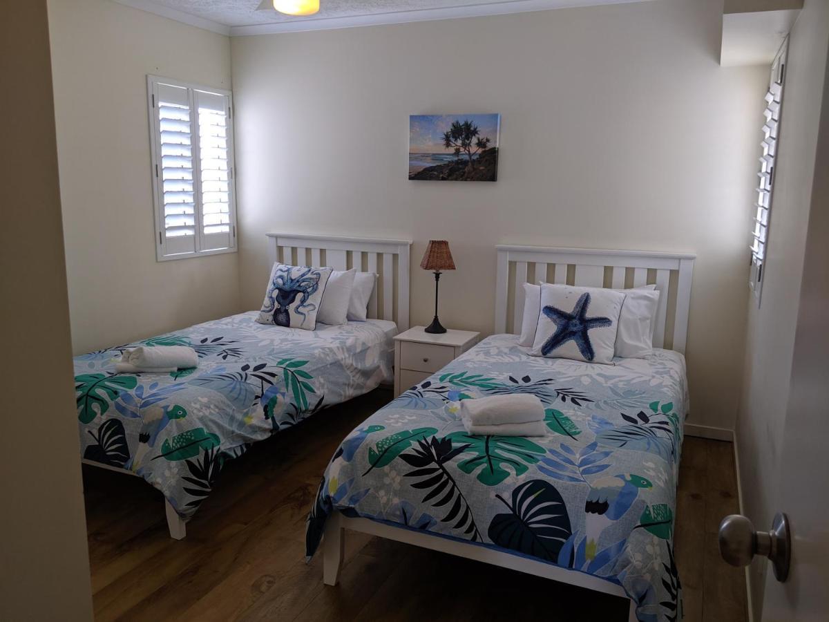Moorings Beach Resort Калундра Екстериор снимка