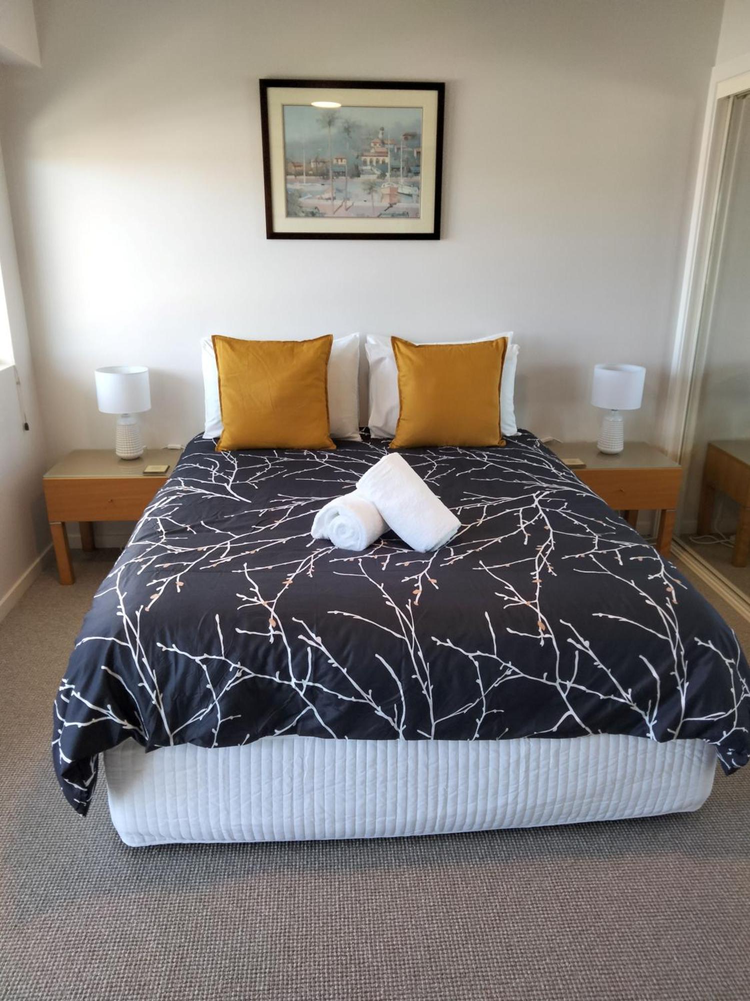 Moorings Beach Resort Калундра Екстериор снимка