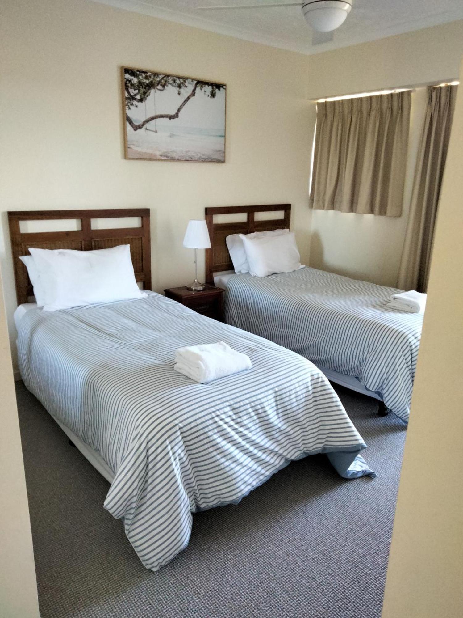 Moorings Beach Resort Калундра Екстериор снимка