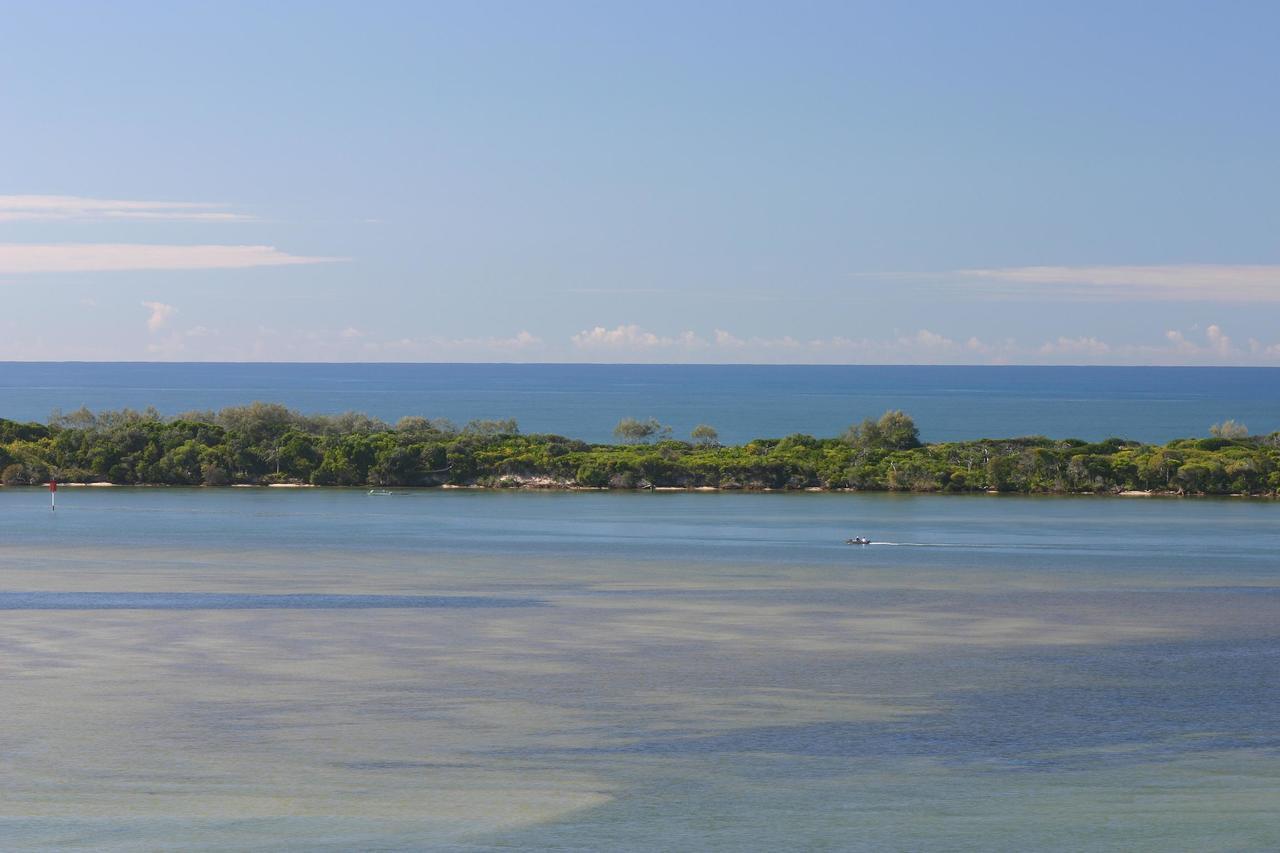 Moorings Beach Resort Калундра Екстериор снимка