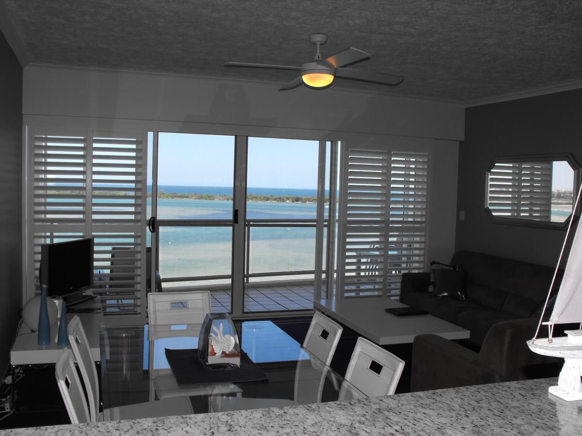 Moorings Beach Resort Калундра Екстериор снимка