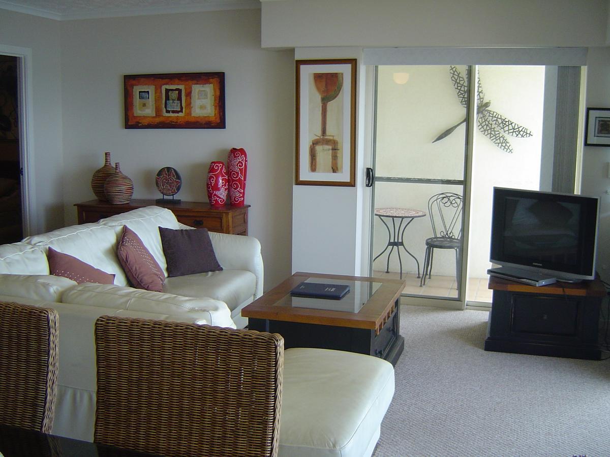 Moorings Beach Resort Калундра Екстериор снимка