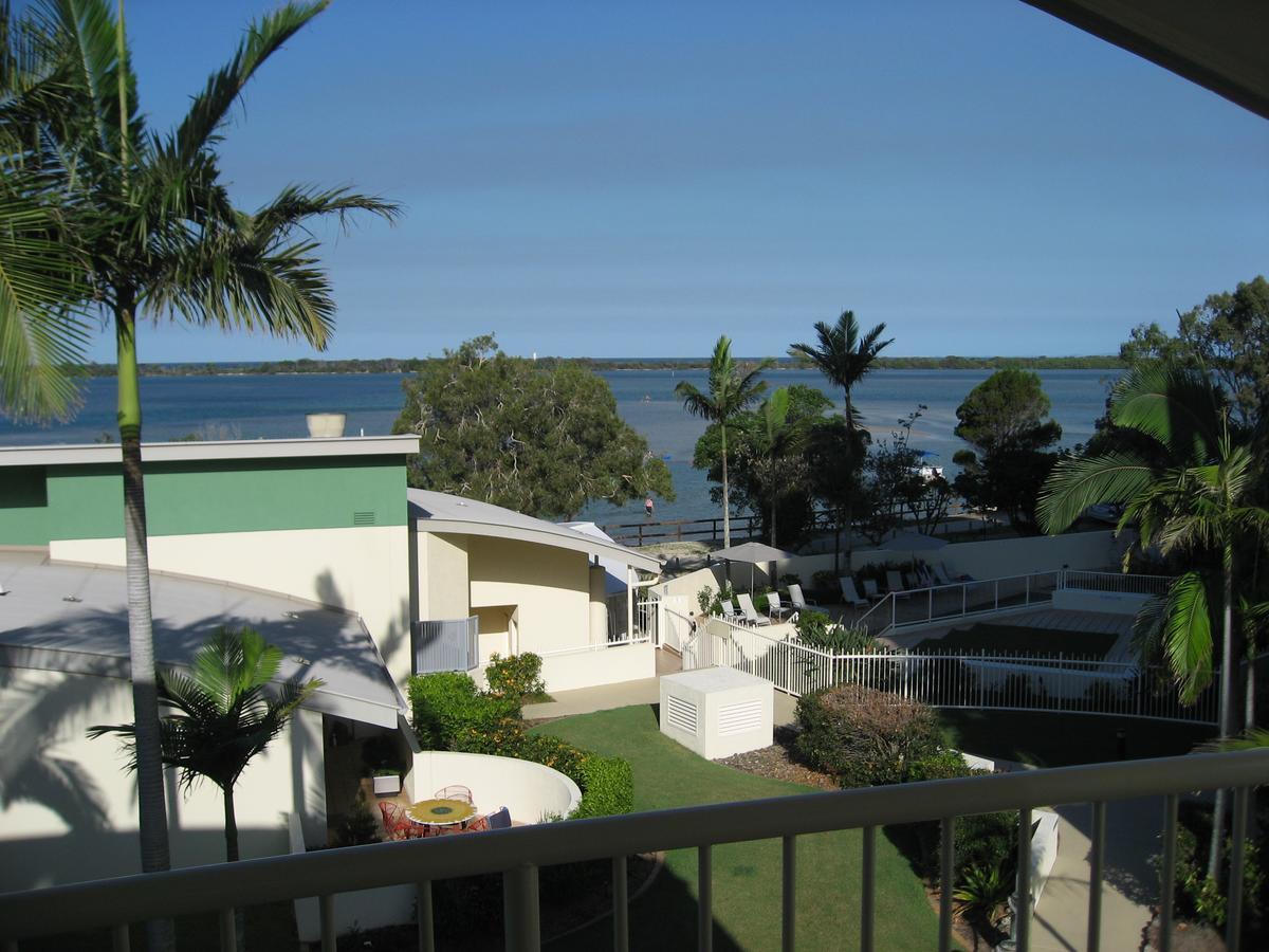 Moorings Beach Resort Калундра Екстериор снимка