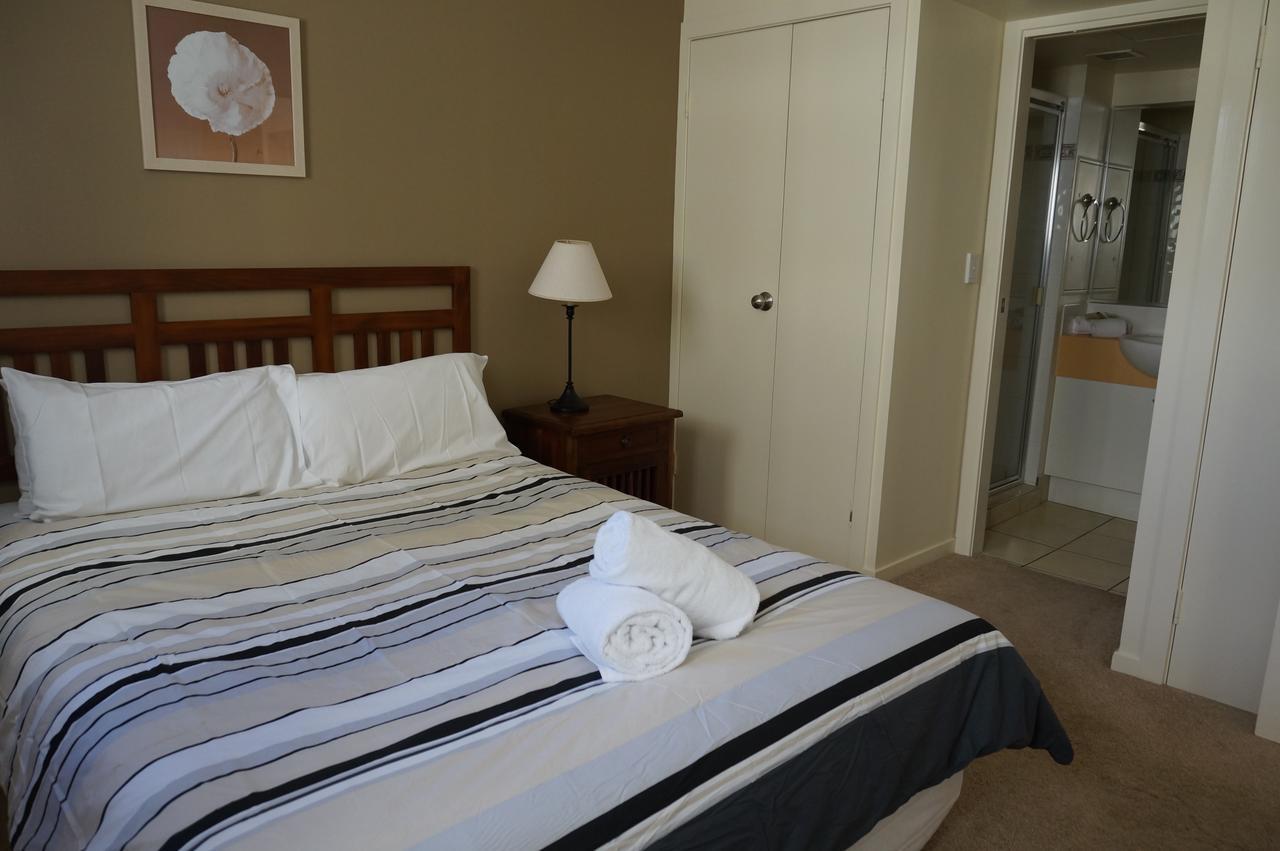 Moorings Beach Resort Калундра Екстериор снимка