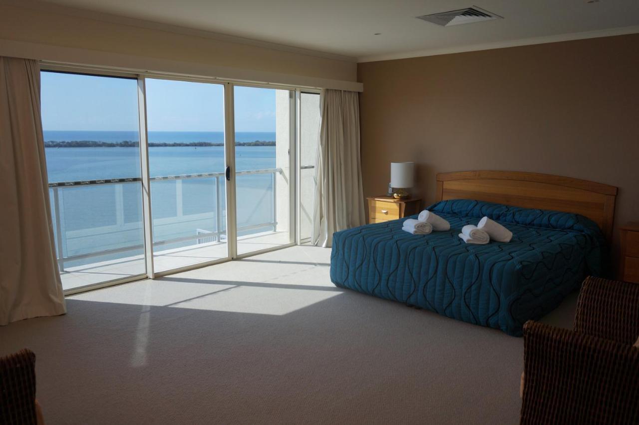 Moorings Beach Resort Калундра Екстериор снимка