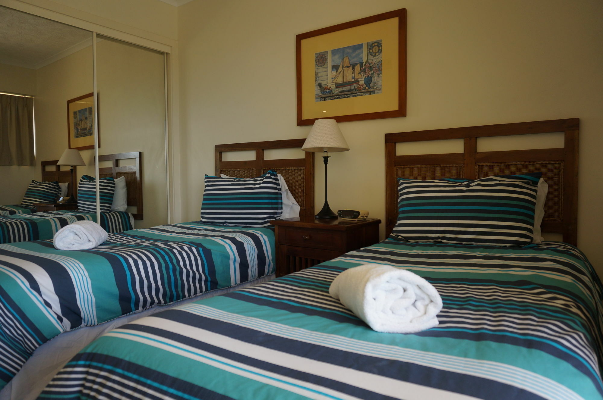 Moorings Beach Resort Калундра Екстериор снимка