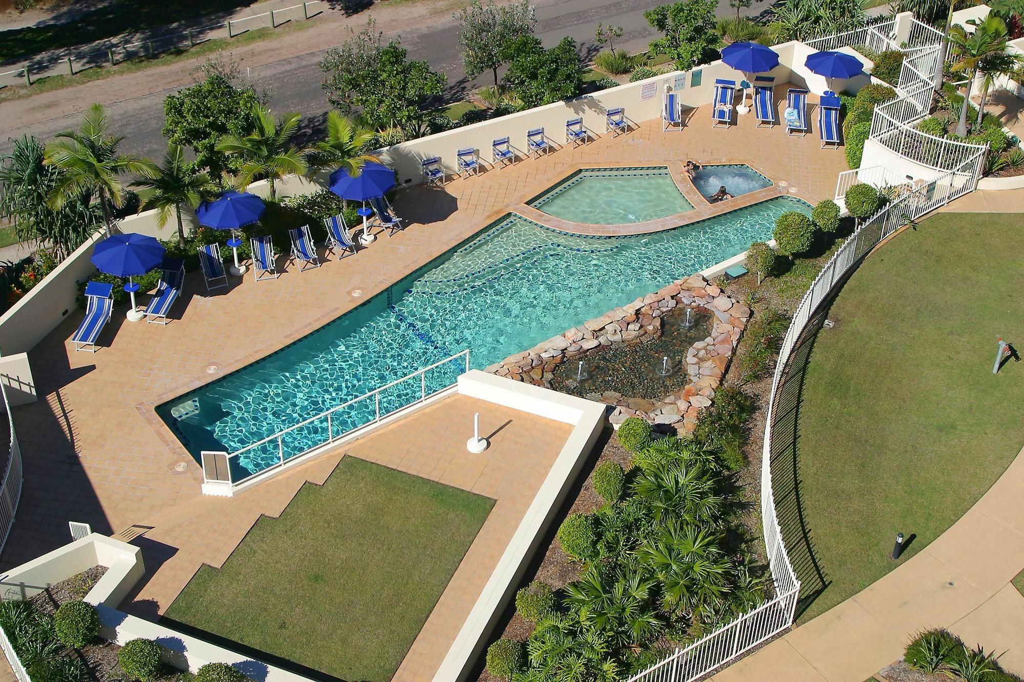 Moorings Beach Resort Калундра Екстериор снимка
